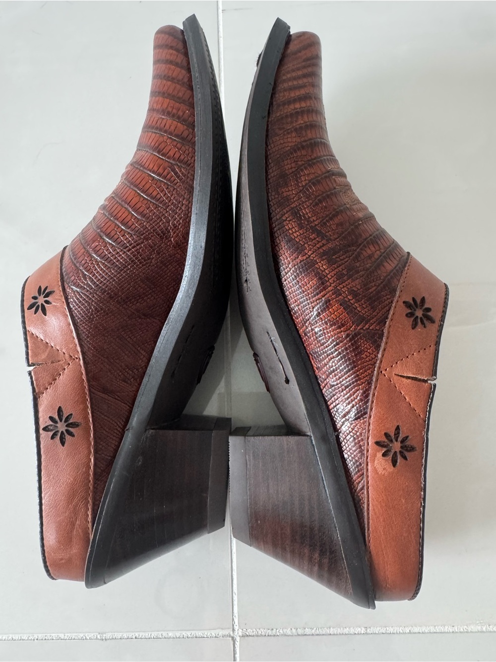 NWOB Ariat Brown Leather Floral Western Mule Clogs Shoes 7B - Picture 5 of 9